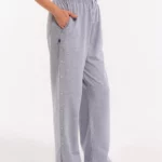 Seitliche Detailansicht der grauen orthopädischen Behandlungshose mit sichtbarer Druckknopfleiste und Hand in Hosentasche