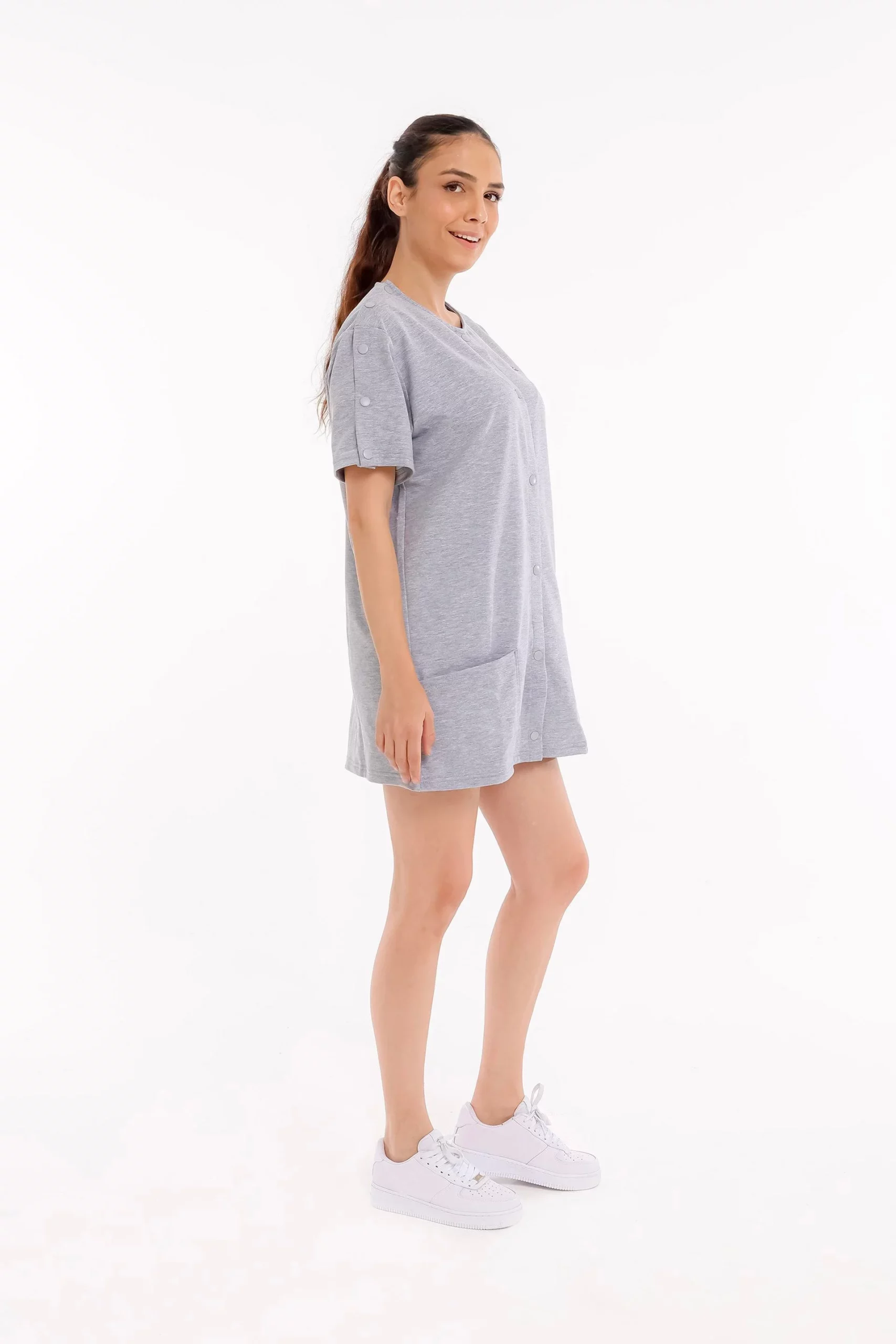 Seitliche Ansicht der Cure Adaptive Pflegekleidung für Damen in Grau – lockerer Schnitt mit funktionalen Details.
