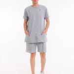 Cure Adaptive Pflegekleidung für Herren – Komplettansicht von vorne mit Shorts und Shirt.