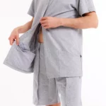 Cure Adaptive Pflegekleidung – graues Unisex-Set mit seitlich geöffneter Front und integrierter Tasche.