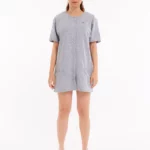 Cure Adaptive Pflegekleid in Grau – frontale Ansicht des Unisex-Modells mit kurzen Ärmeln.