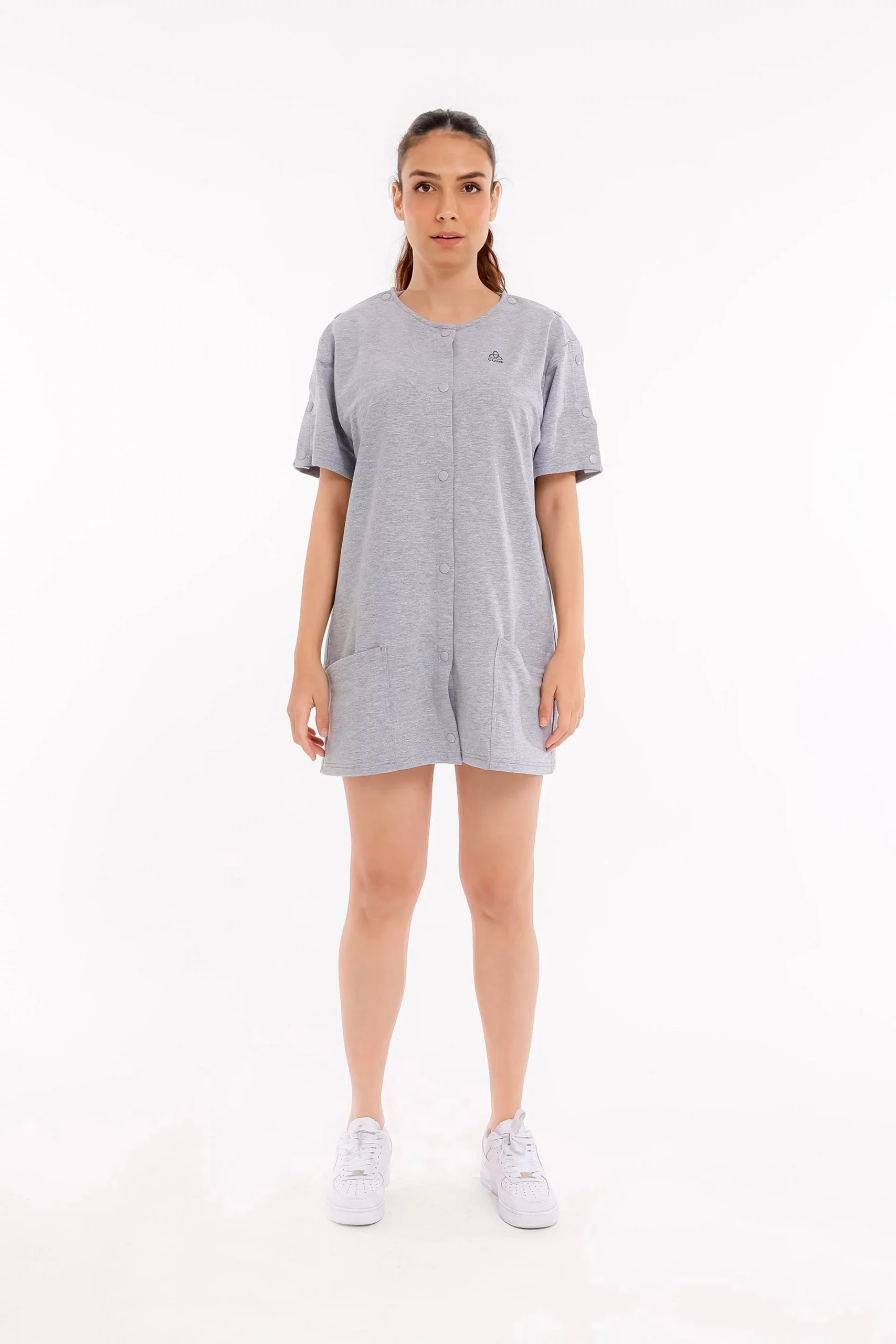 Cure Adaptive Pflegekleid in Grau – frontale Ansicht des Unisex-Modells mit kurzen Ärmeln.