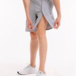 Geöffnete graue stationäre Shorts mit seitlicher Druckknopfleiste – stationäre Shorts von Cure4u im Einsatz