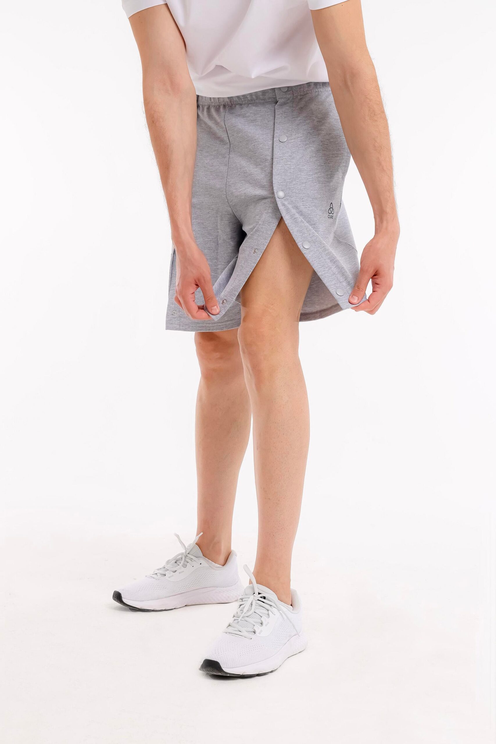 Geöffnete graue stationäre Shorts mit seitlicher Druckknopfleiste – stationäre Shorts von Cure4u im Einsatz