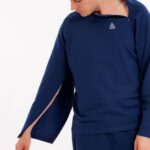 Cure Adaptive Chemotherapie-Behandlungskleidung – Marinblaue Vorderansicht mit seitlichem Reißverschluss.