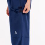 Cure Adaptive Prostata und Behandlungshose – Detailansicht des Taschenbereichs in blauer Farbe.