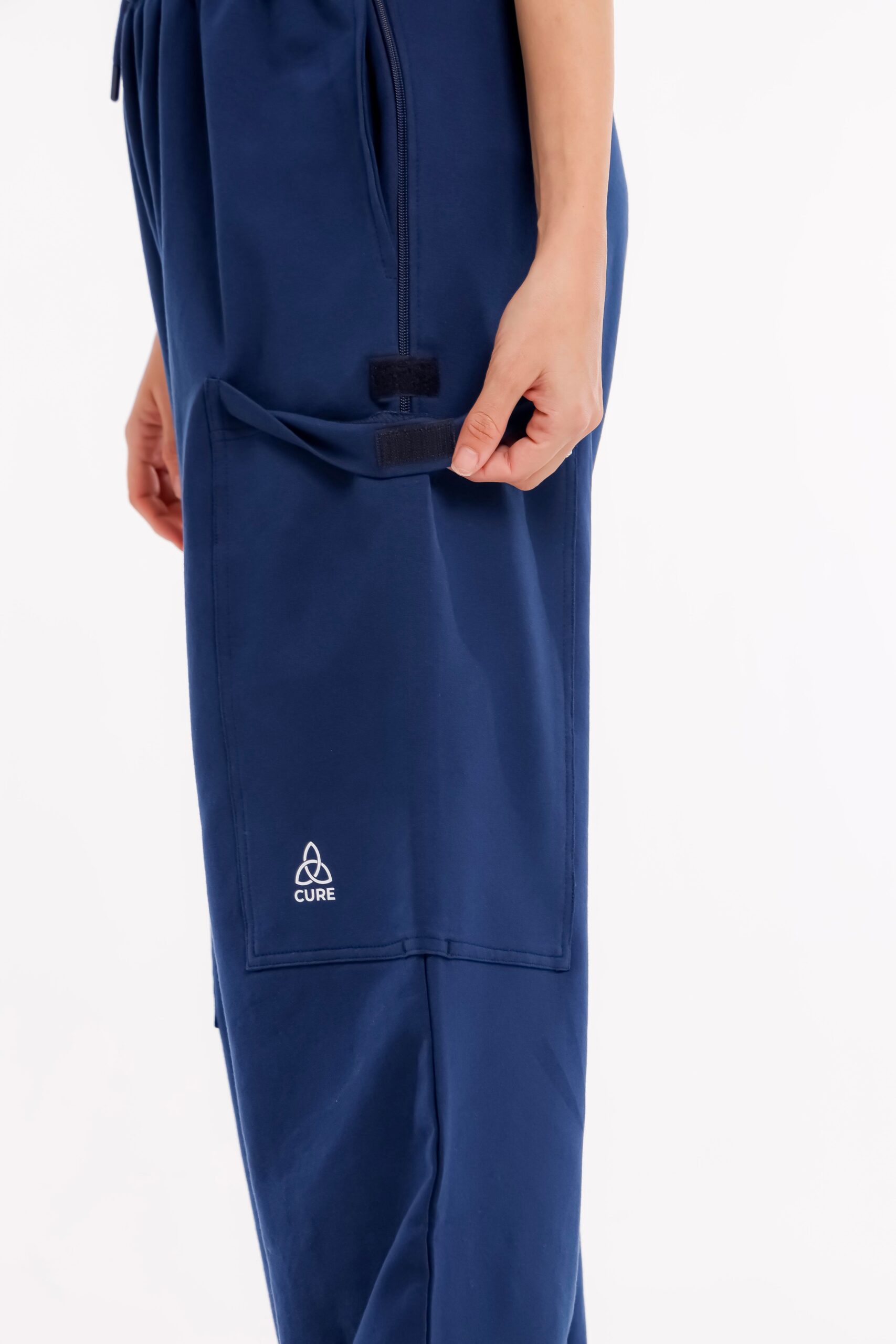 Cure Adaptive Prostata und Behandlungshose – Detailansicht des Taschenbereichs in blauer Farbe.