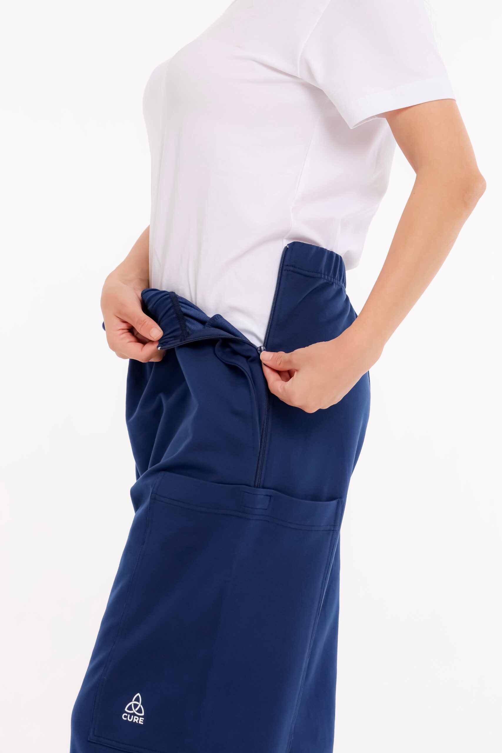 Cure Adaptive Prostata und Behandlungshose – Detailansicht der blauen Hose mit Fokus auf den Taschenbereich.
