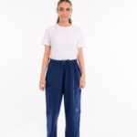 Cure Adaptive Prostata und Behandlungshose – Frontalansicht einer Frau in blauer Hose.