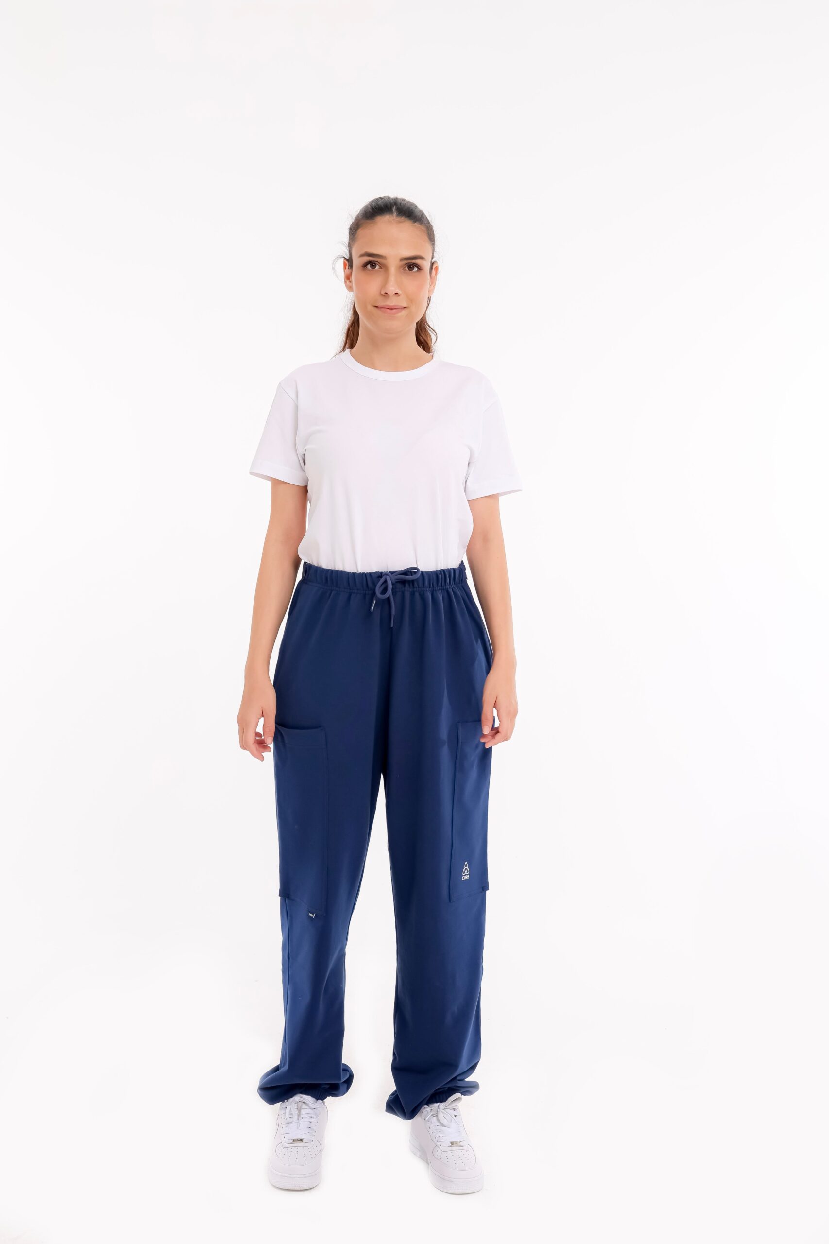 Cure Adaptive Prostata und Behandlungshose – Frontalansicht einer Frau in blauer Hose.