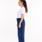 Cure Adaptive Prostata und Behandlungshose – Seitliche Sichtansicht einer Frau, die die Hose trägt.