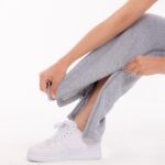 Detailaufnahme des Öffnens des Reißverschlusses an der Pflegehose – deutliche Sichtbarkeit der Bequemlichkeit und Funktionalität.