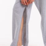 Detailansicht der Pflegehose mit geöffnetem Reißverschluss, der an der Seite heruntergezogen wird.