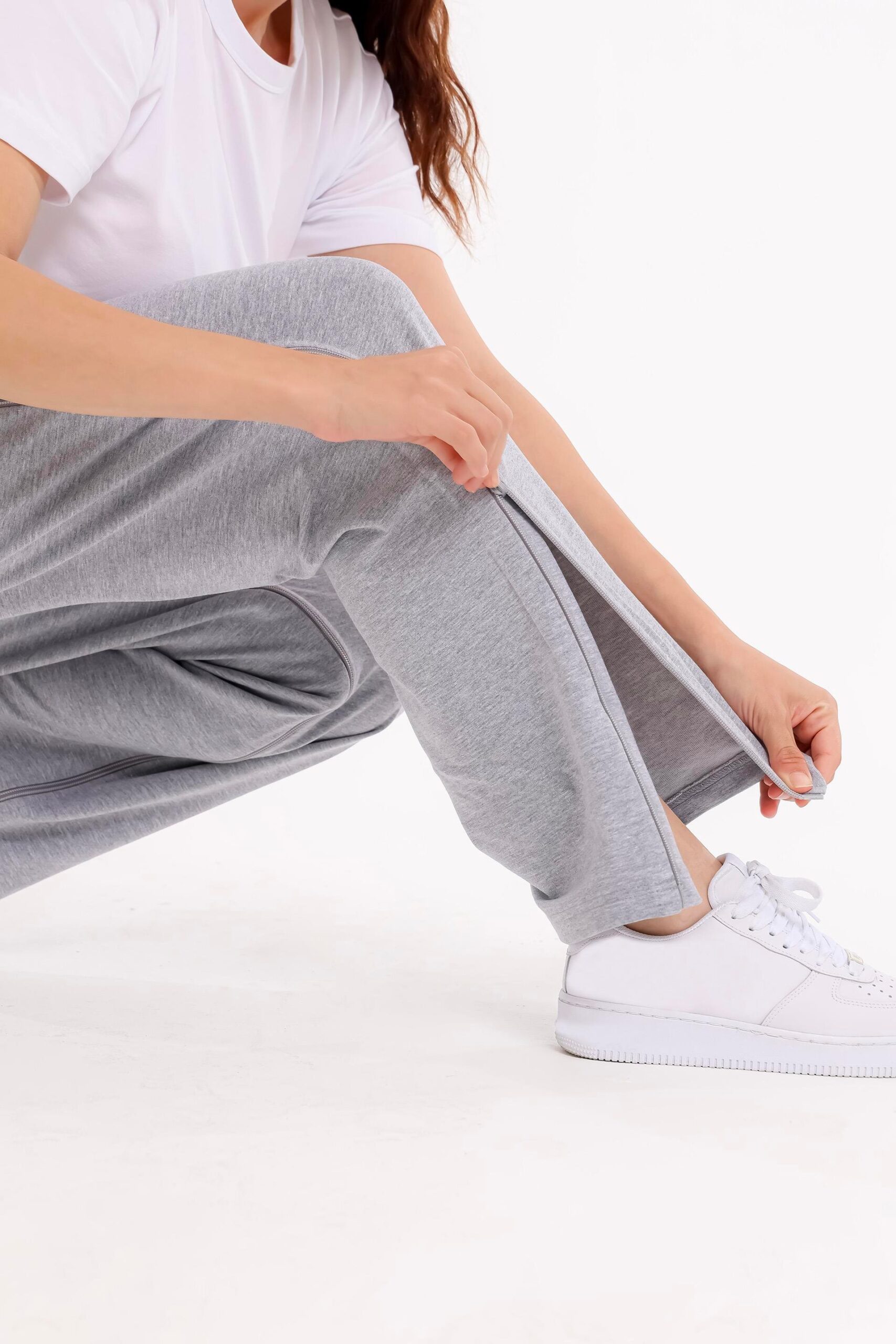 Detailaufnahme der Pflegehose mit Reißverschluss – einfaches Öffnen mit einer Hand