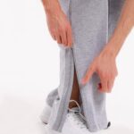 Detailaufnahme des geöffneten Reißverschlusses der Pflegehose – das Schließen und Öffnen wird demonstriert