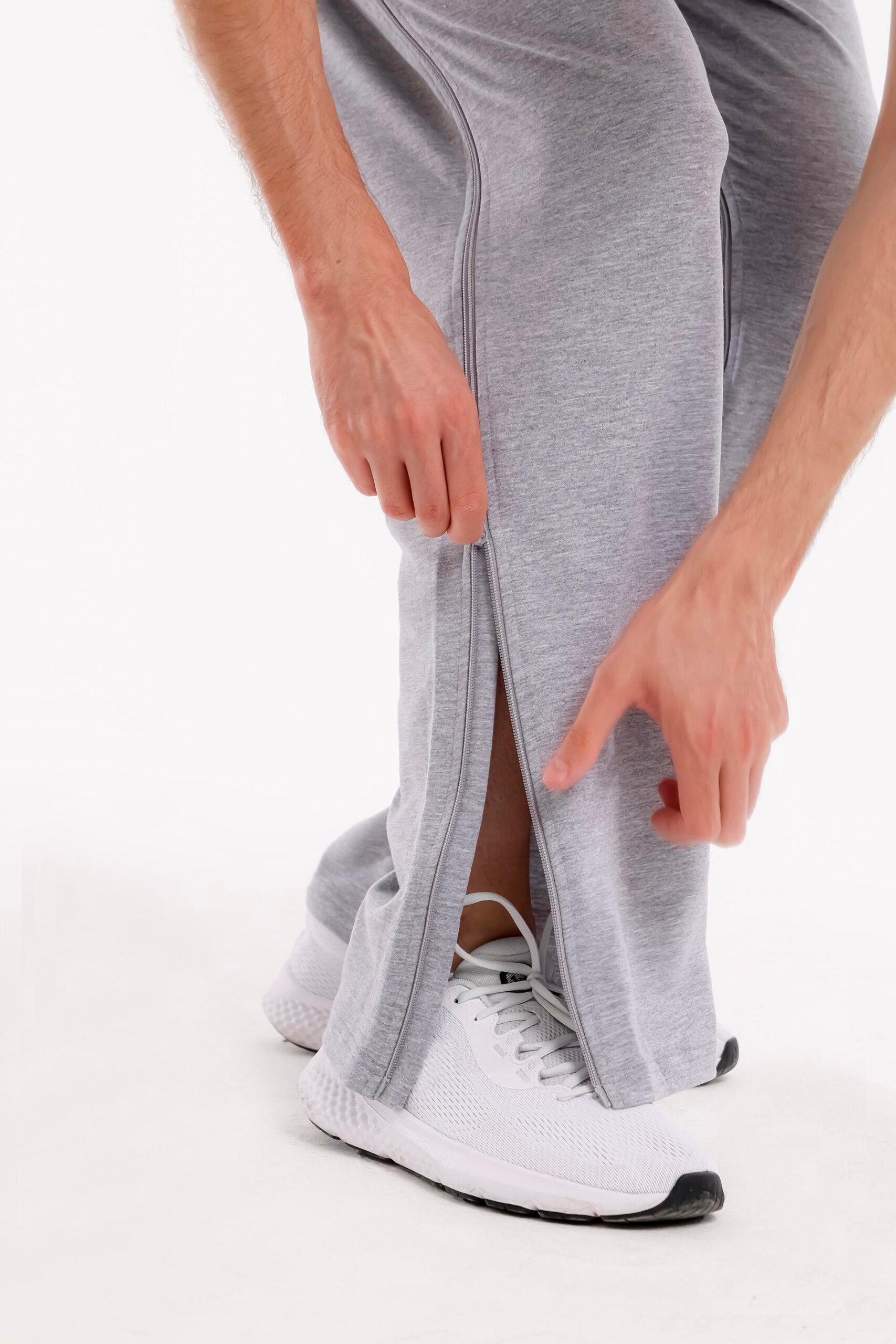 Detailaufnahme des geöffneten Reißverschlusses der Pflegehose – das Schließen und Öffnen wird demonstriert