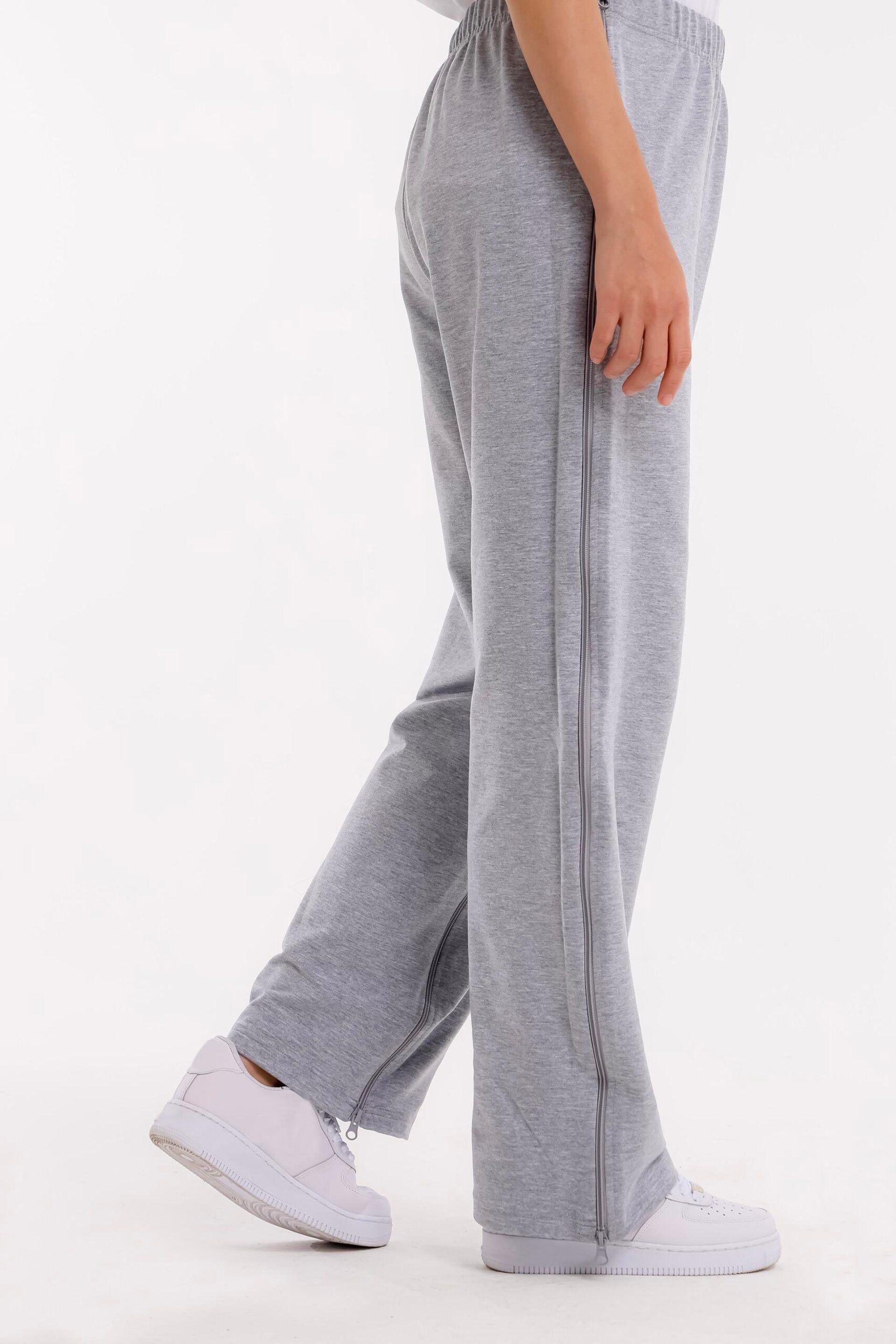Pflegehose für Damen in Grau – seitliche Ansicht mit Reißverschluss